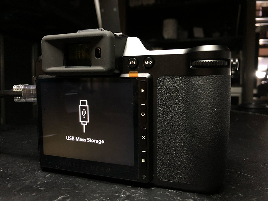 hasselblad-x2d_mass-storage-mounted